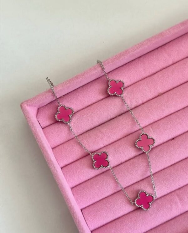 قلادة فان كليف فضي ووردي 💞