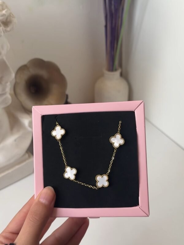 قلاده فان كليف ابيض