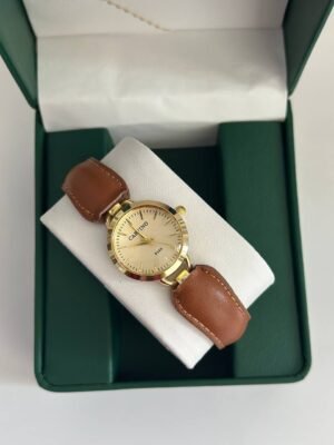 ساعة كلاسك بني