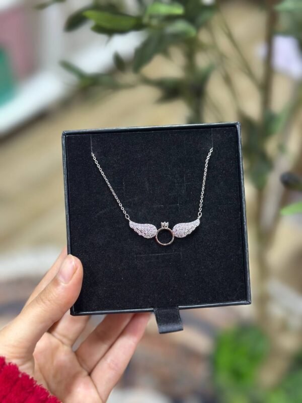 قلادة الجناح مع خاتم