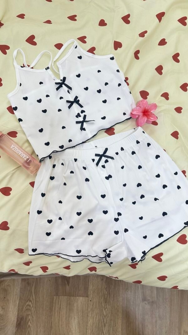 كيونة وشورت قلوب اسود