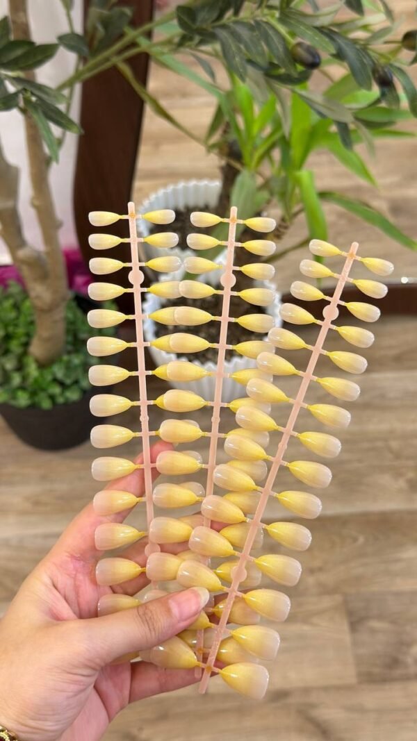 اظافر اكريلك اصفر