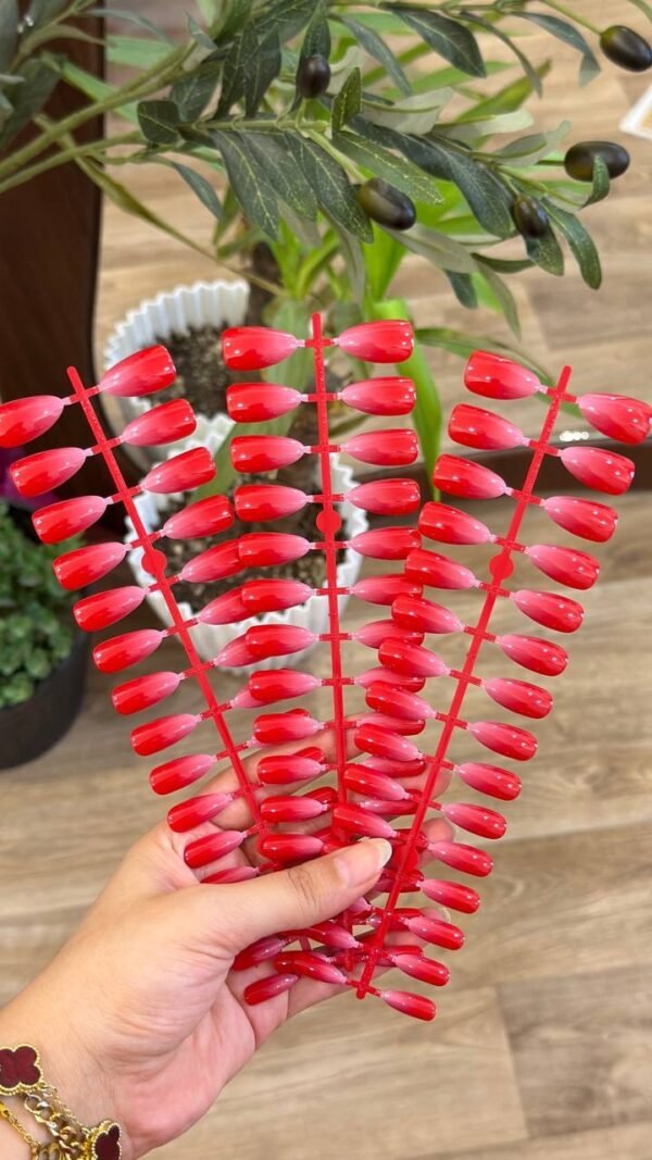 اظافر اكريلك احمر فاتح